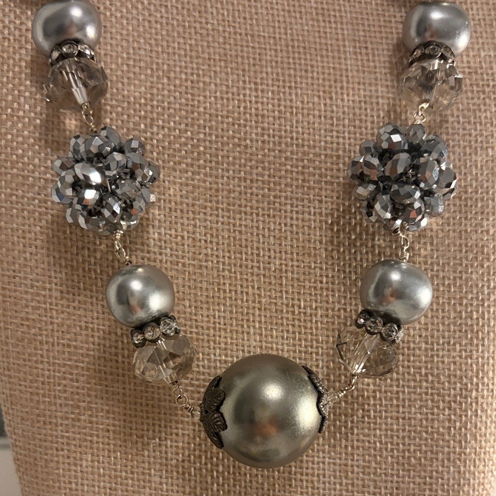 Stunning Silver and Crystal Necklace - Picture 3 of 7